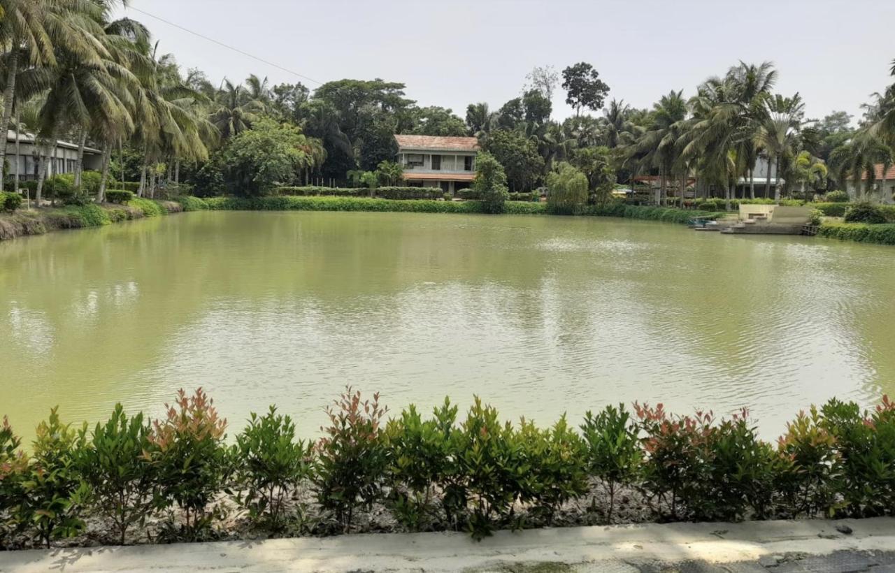 Breathing Earth - Rooms And Pool Calcutta Exteriör bild