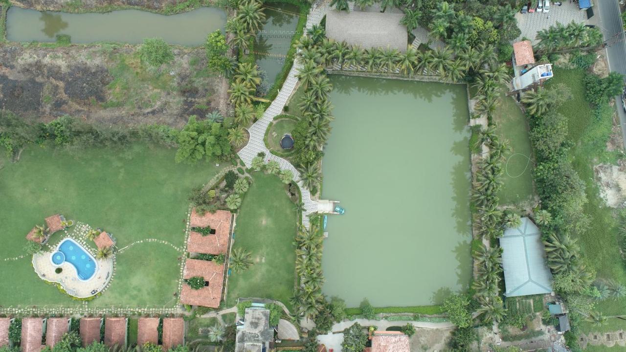 Breathing Earth - Rooms And Pool Calcutta Exteriör bild