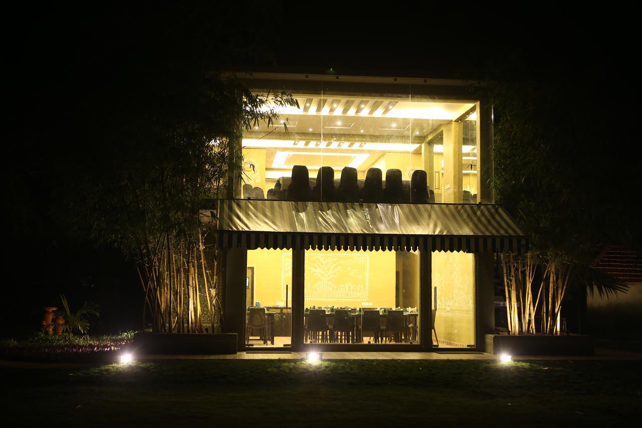 Breathing Earth - Rooms And Pool Calcutta Exteriör bild