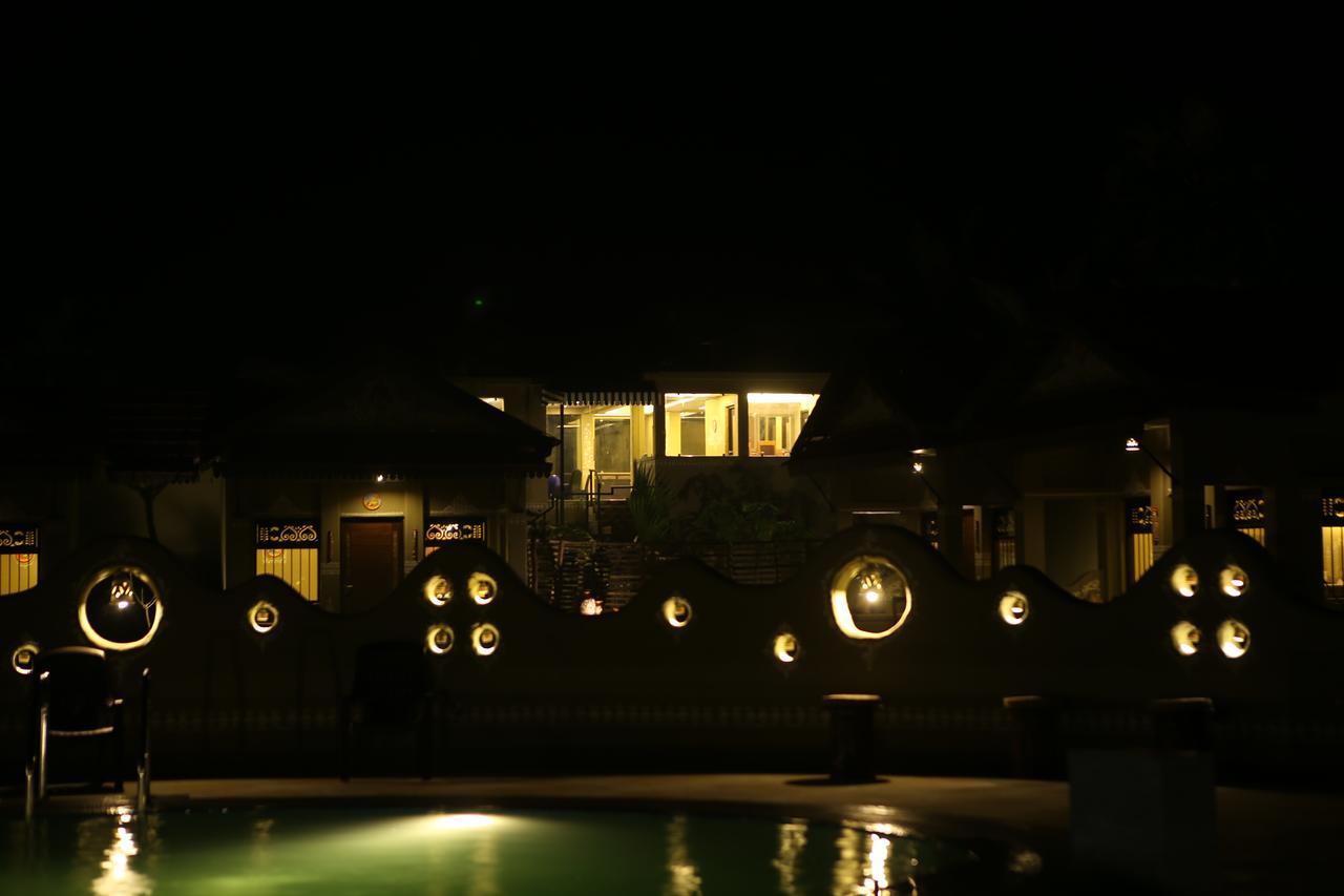 Breathing Earth - Rooms And Pool Calcutta Exteriör bild
