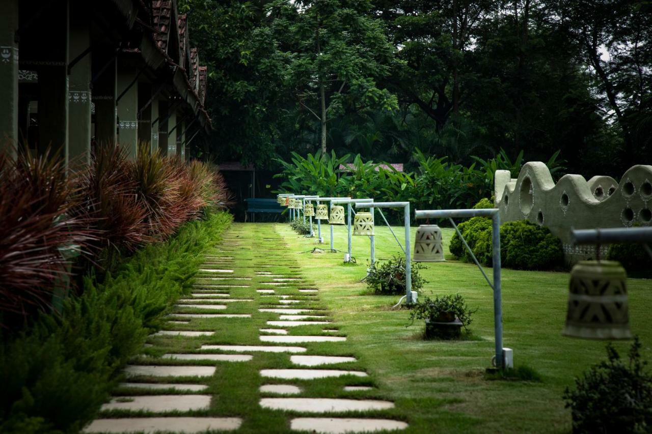 Breathing Earth - Rooms And Pool Calcutta Exteriör bild