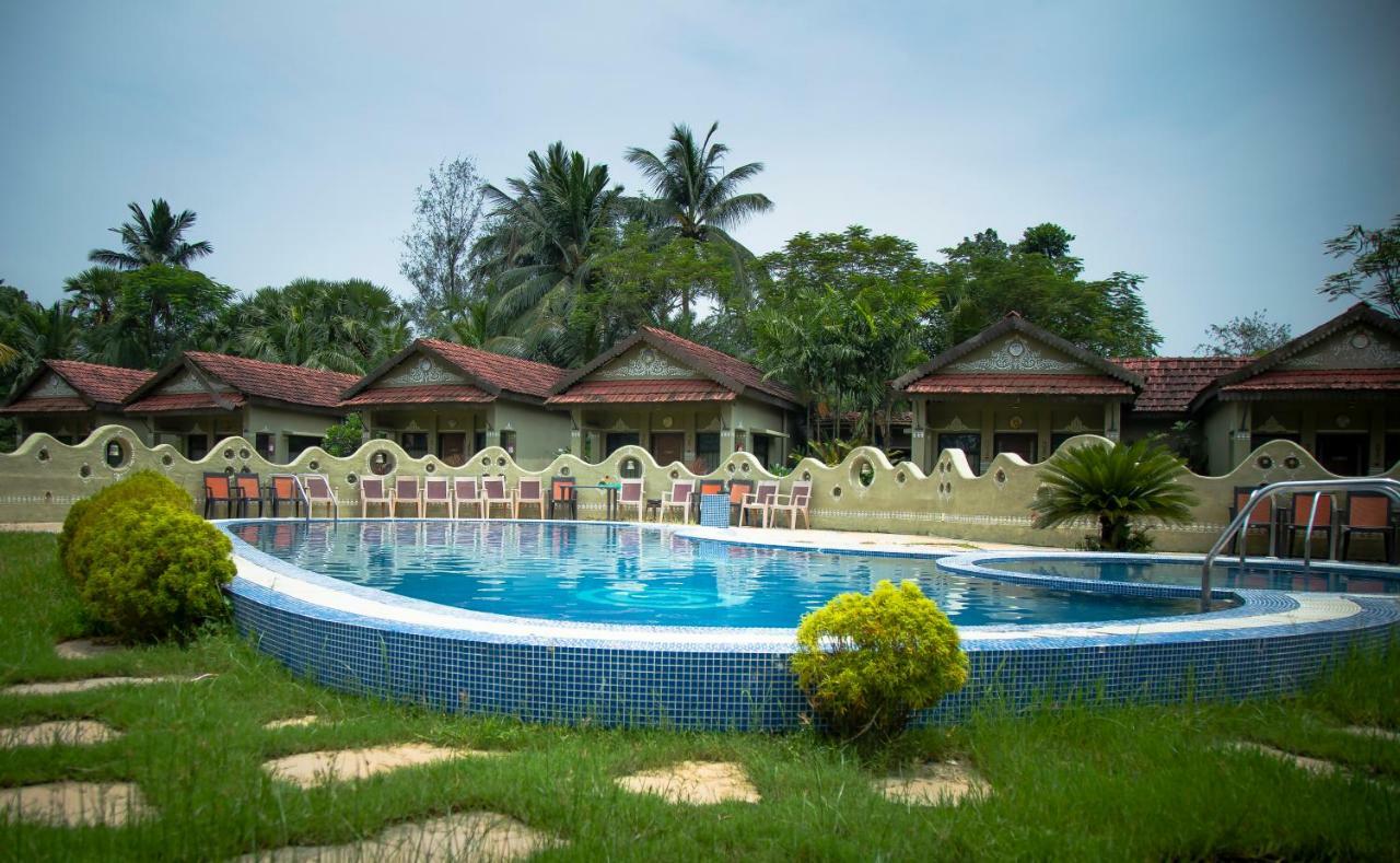 Breathing Earth - Rooms And Pool Calcutta Exteriör bild