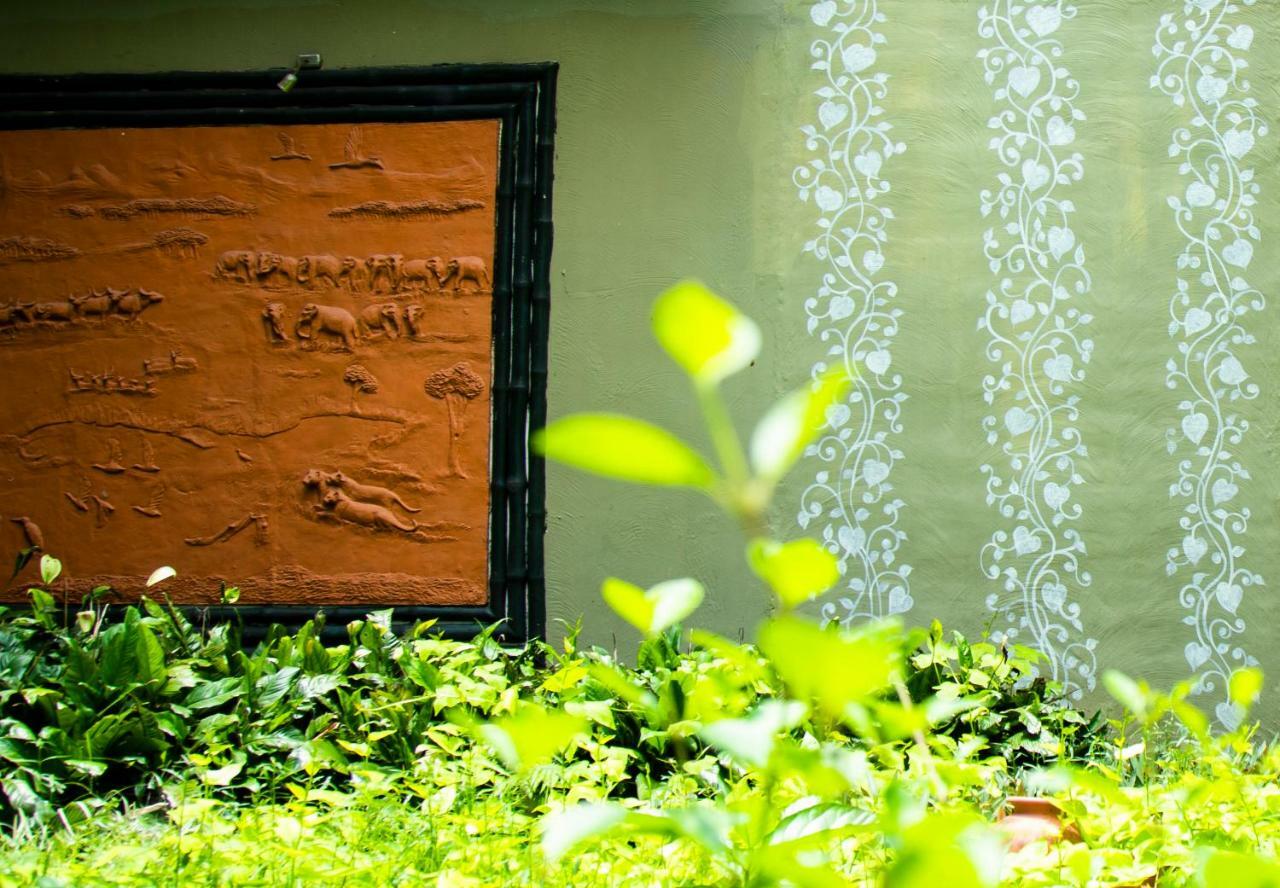 Breathing Earth - Rooms And Pool Calcutta Exteriör bild